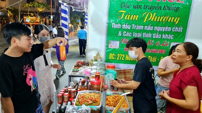pedestrian street and night market for backpackers opens in da nang picture 10