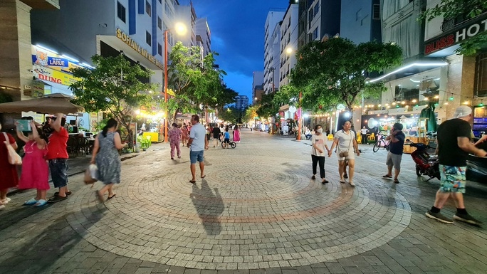 pedestrian street and night market for backpackers opens in da nang picture 3