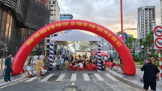 pedestrian street and night market for backpackers opens in da nang picture 7