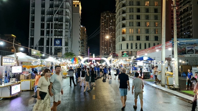 pedestrian street and night market for backpackers opens in da nang picture 9