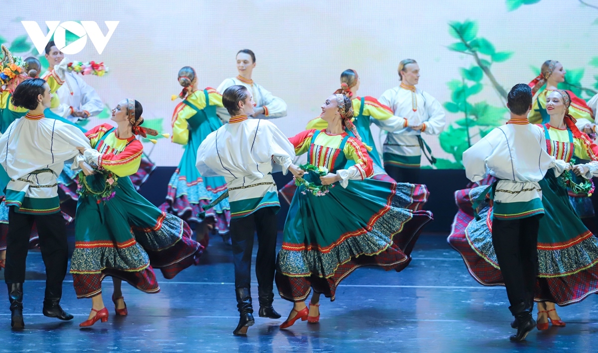 russian dancers steal the show in ha long picture 1