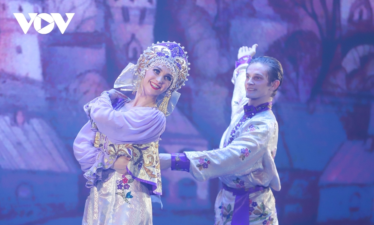 Russian dancers performing in Ha Long