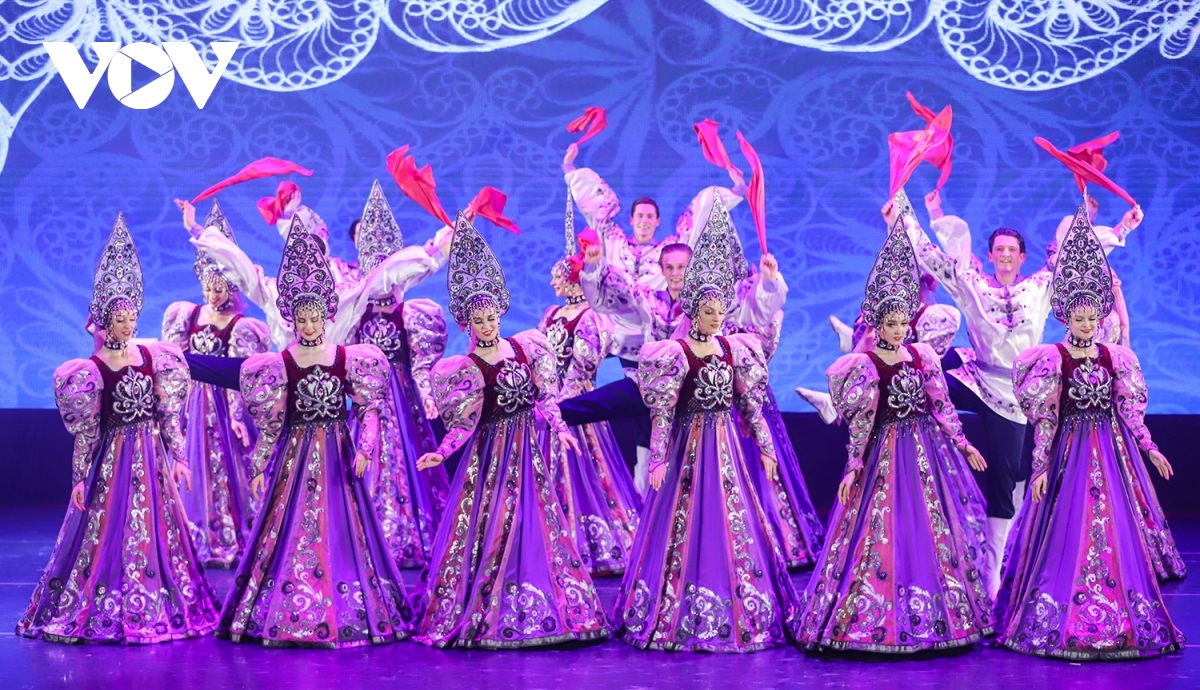 Russian dancers performing in Ha Long