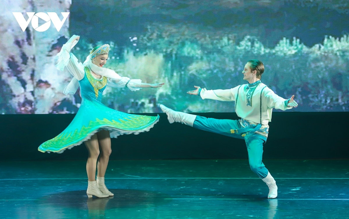 russian dancers steal the show in ha long picture 4