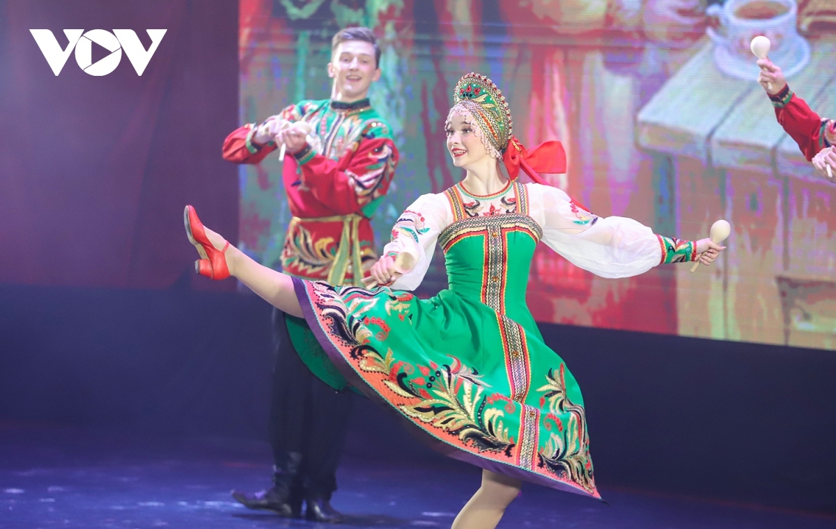 Russian dancers performing in Ha Long