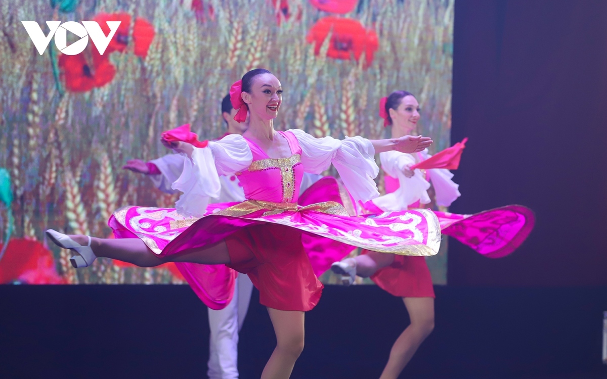 russian dancers steal the show in ha long picture 8