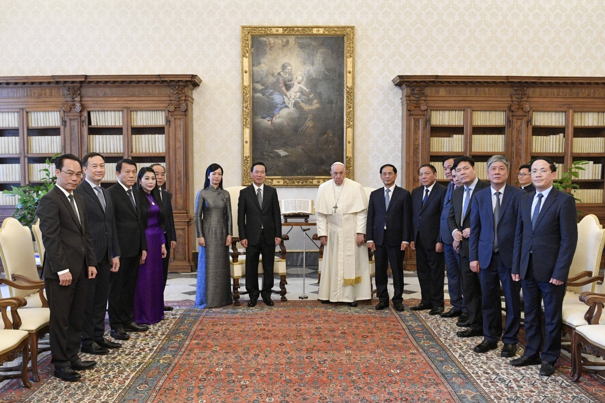 vietnamese president visits the vatican, meets with pope francis, cardinal pietro parol picture 1