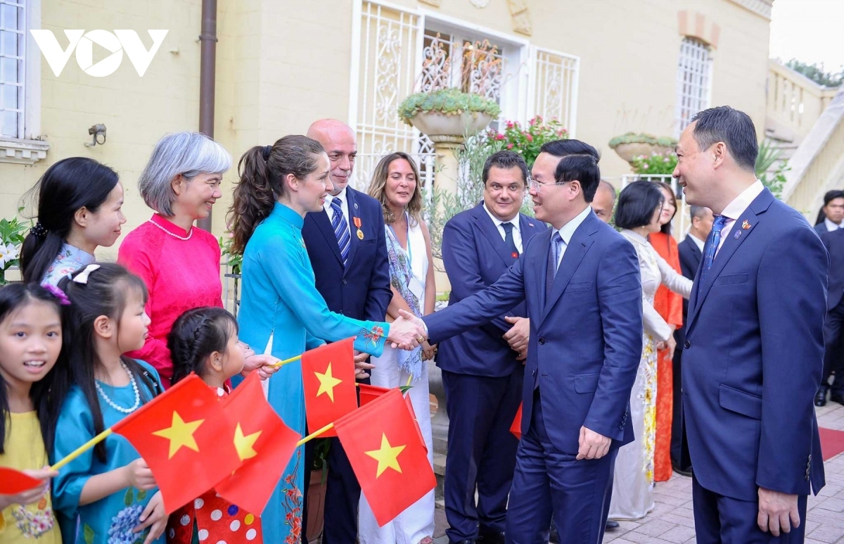 president meets vietnamese community, foreign friends in italy picture 1