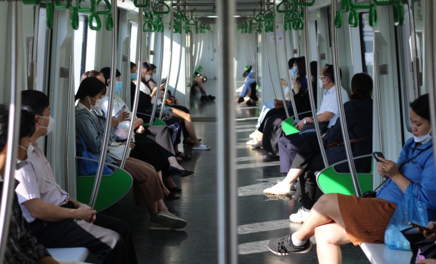 Người dân đổ xô đi xe buýt, tàu điện để "trốn" nắng, cơ hội lớn cho GTCC
