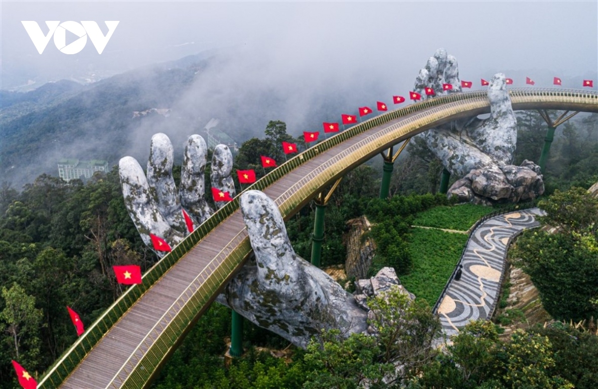 da nang s golden bridge named among world s most iconic bridges picture 1