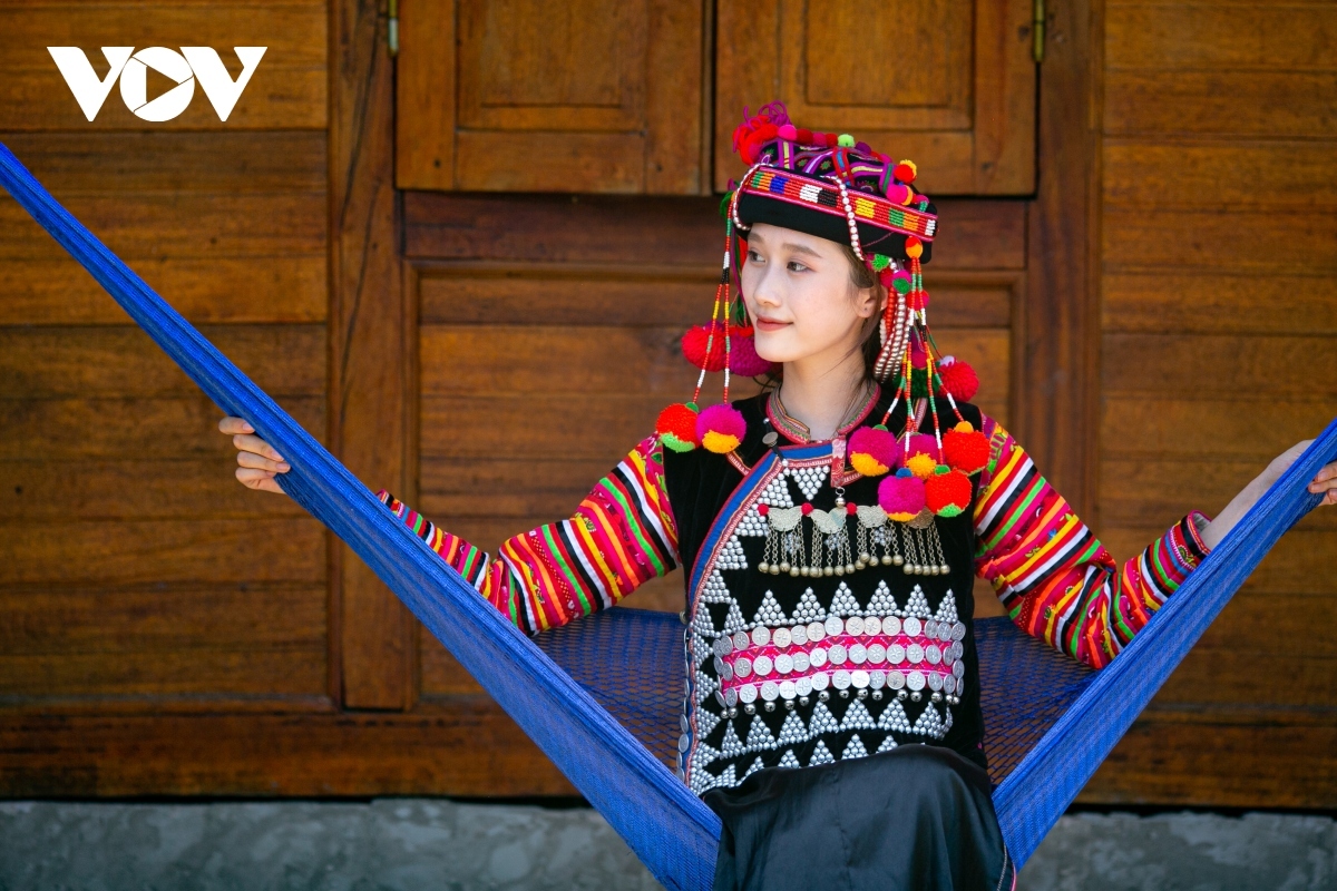 The dominant colour is red, which is combined with white, yellow, and green patterns. The ethnic women often wear hats that feature beautiful tassels.