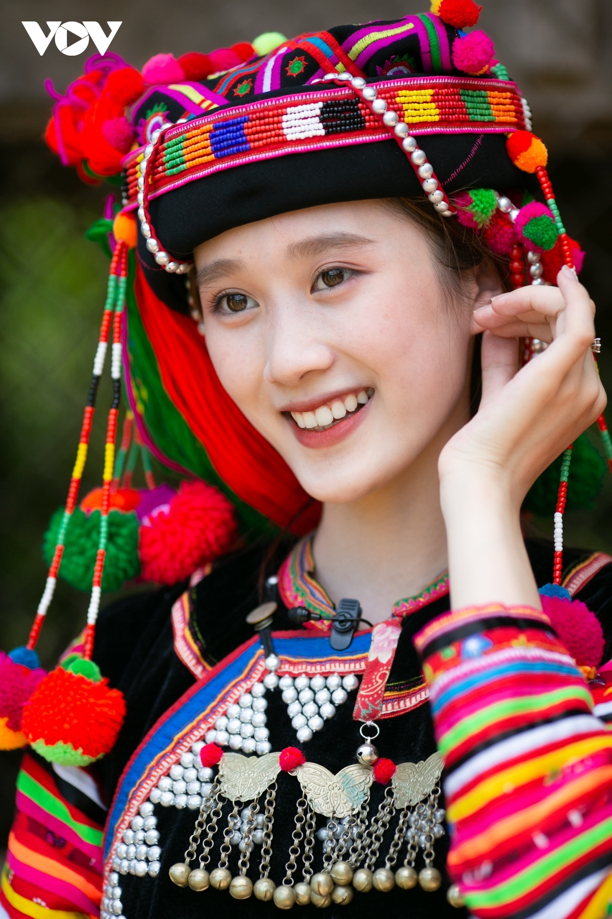 The costume of Ha Nhi Hoa women is relatively intricate, consisting of a hat, a blouse, a waistband, and a brassiere.