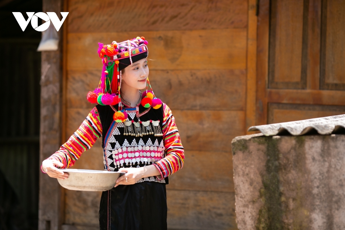 The blouses are then embroidered with the unique motifs of the group, combining simple and complex patterns, such as chain embroidery, multiple-shaped embroidery, or traditional dash embroidery designs.