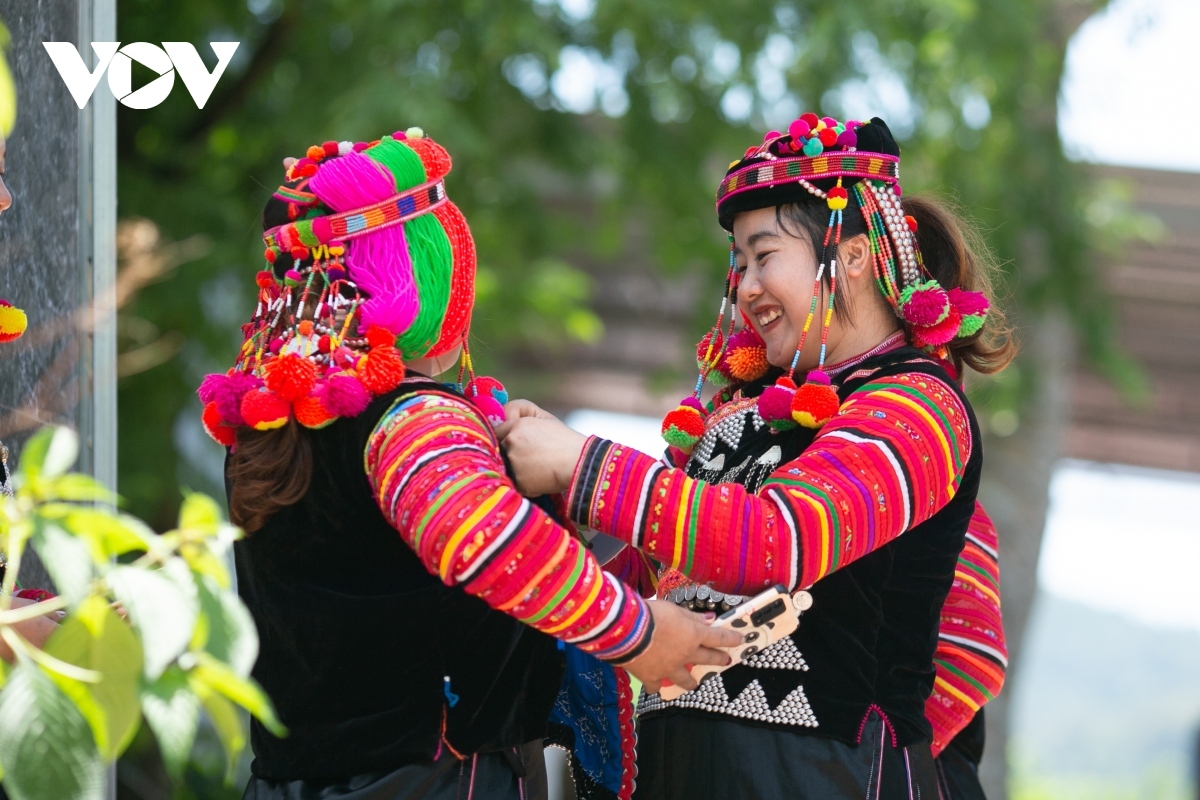 Each costume worn by the Ha Nhi Hoa women is a unique work of art which truly reflects human life and the relationship that the ethnic people have with the mountains and forests.