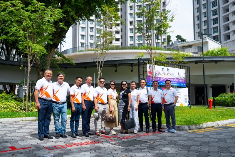 Đoàn công tác Kim Oanh Group chụp ảnh lưu niệm sau khi tham quan một dự án nhà ở xã hội của Tập đoàn Surbana Jurong.