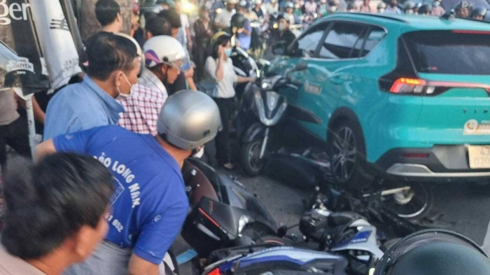 taxi dam hang loat xe may dang dung den do o Da nang hinh anh 1