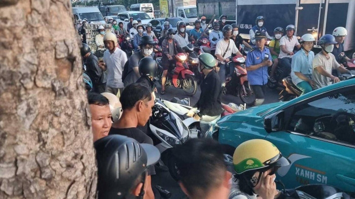 taxi dam hang loat xe may dang dung den do o Da nang hinh anh 2