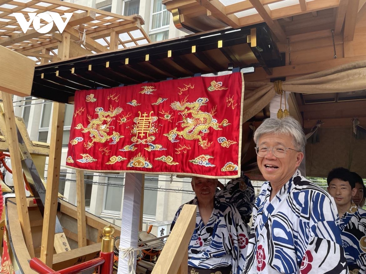 vov presents royal dragon embroidered curtain to japanese friends picture 2