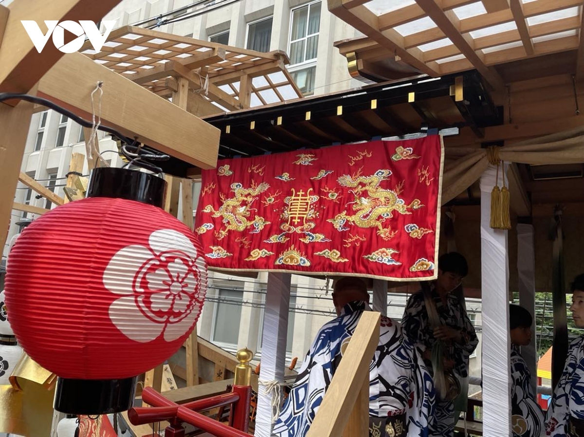 vov presents royal dragon embroidered curtain to japanese friends picture 3