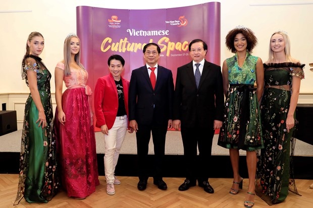 vietnamese-austria designer helps promote traditional ao dai to the world picture 1