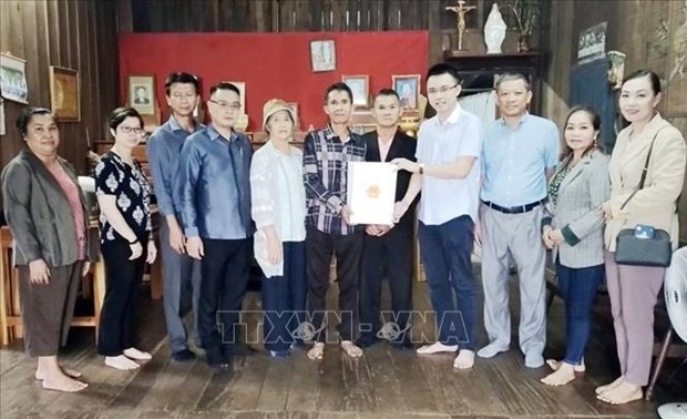 consulate general in lao city shows gratitude to invalids, martyrs picture 1