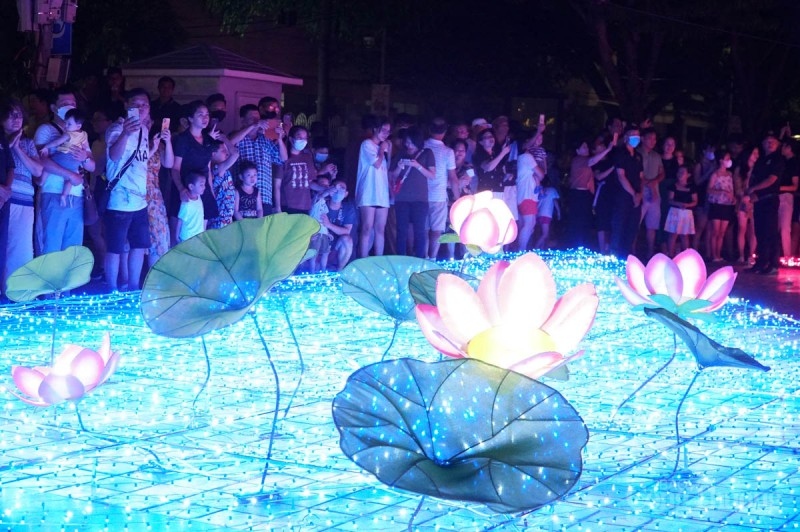 impressive led light show celebrates 50 years of vietnam japan diplomacy picture 1