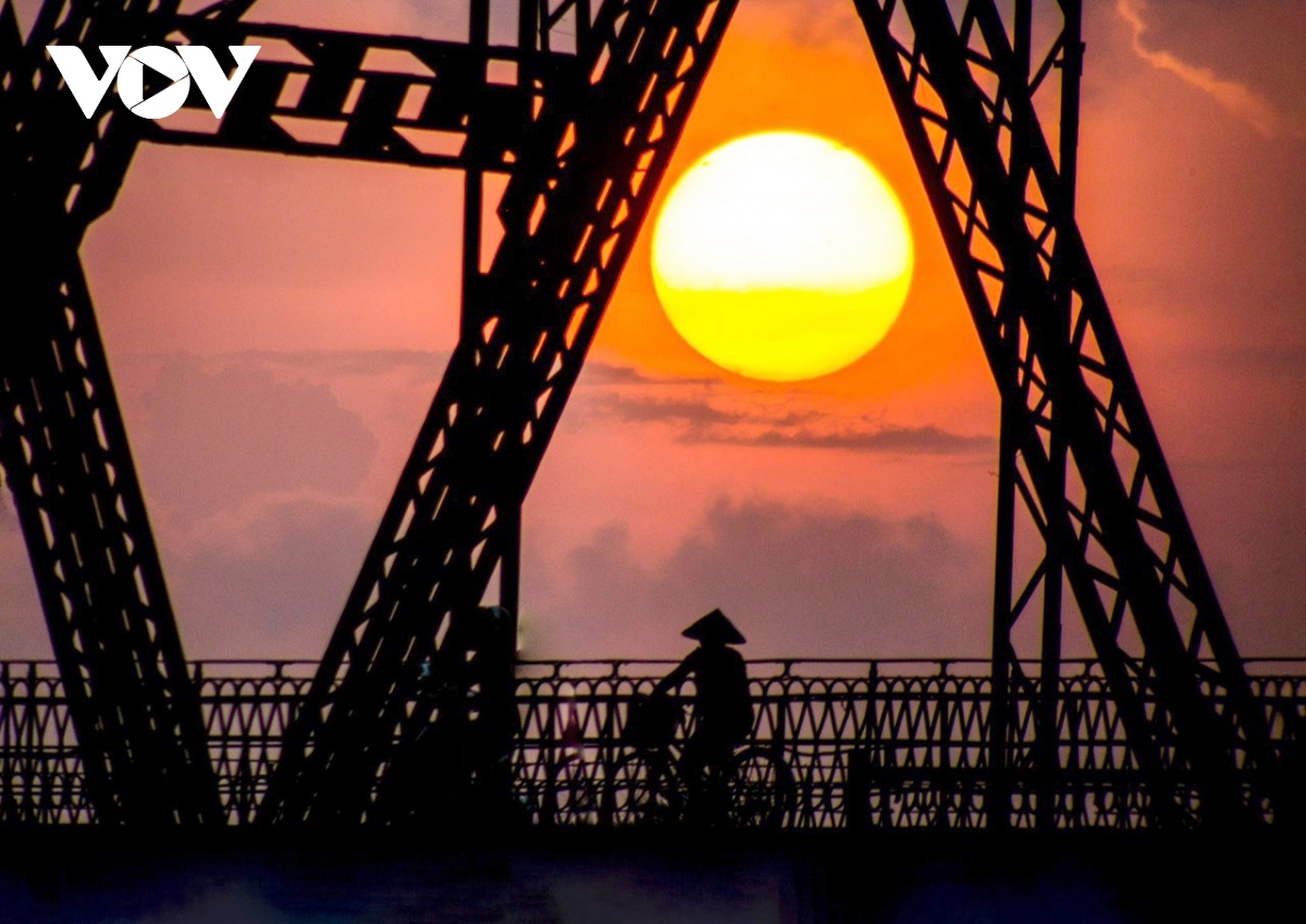 top spot to catch sunset over century-old long bien bridge picture 12