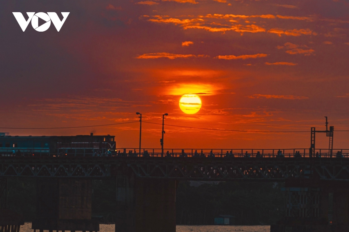 top spot to catch sunset over century-old long bien bridge picture 9