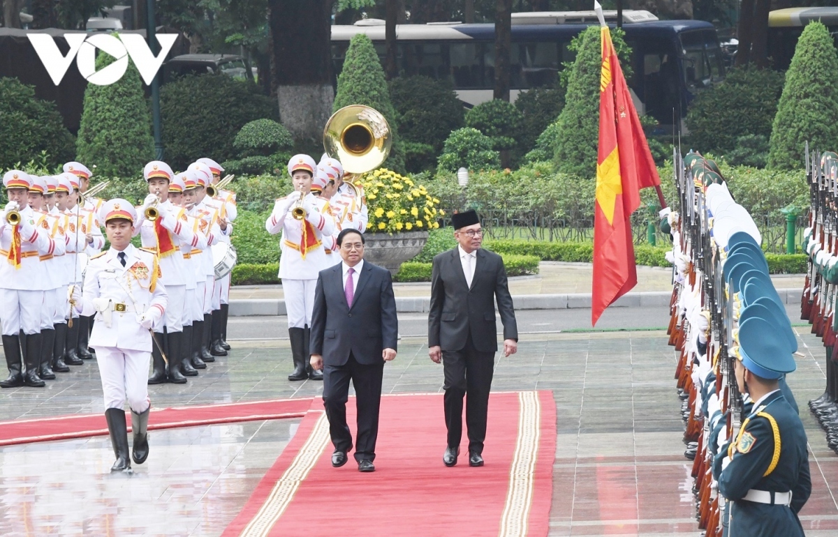 The two leaders take time to review the guard of honour.