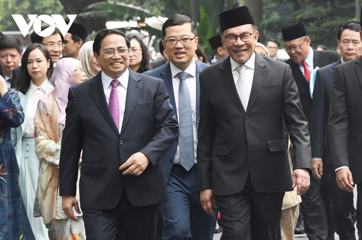 Malaysian PM Ibrahim, his wife and his entourage arrive on July 20 in Hanoi, marking the start of a two-day official visit to Vietnam at the invitation of his Vietnamese counterpart PM Chinh.