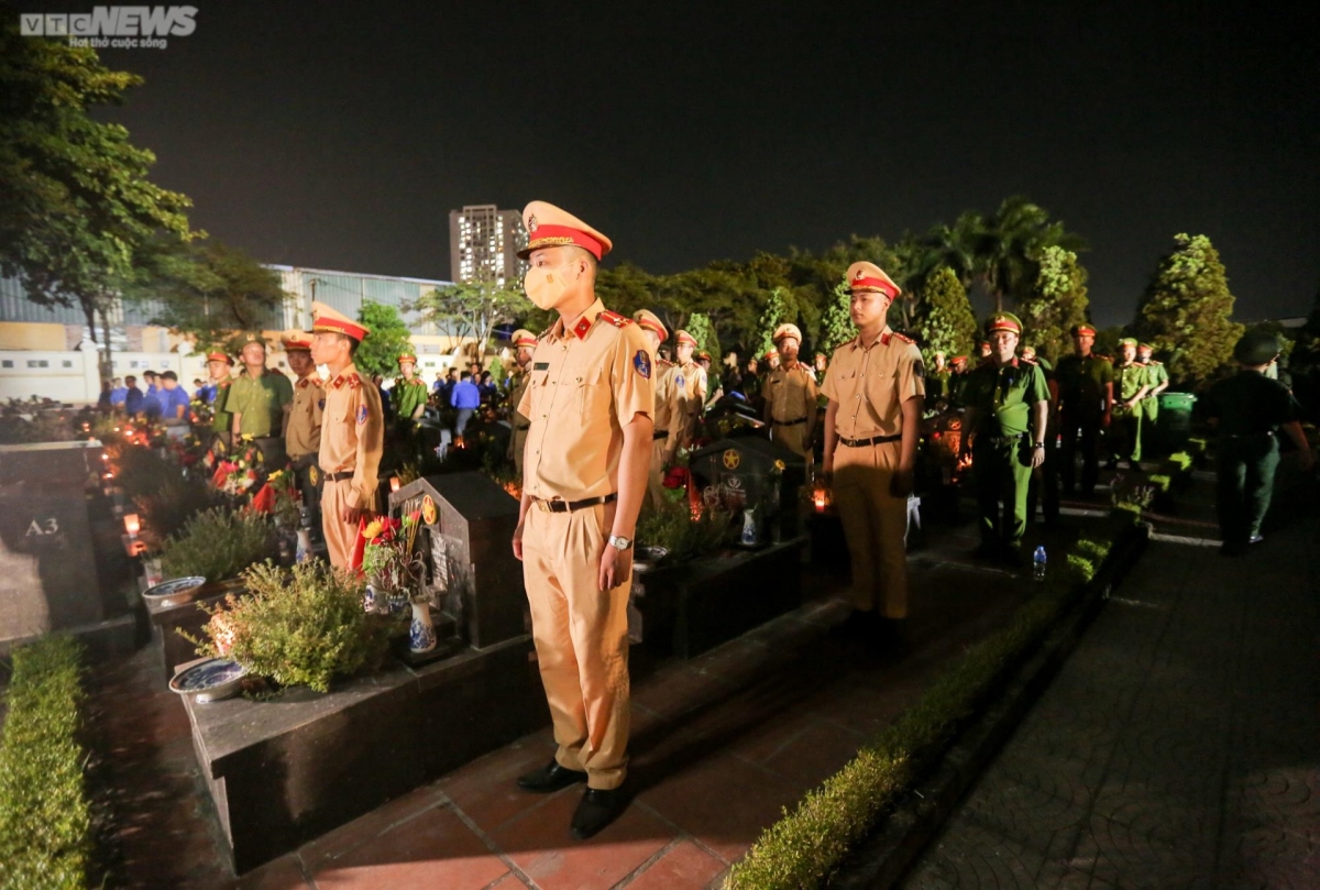 These days, Vietnamese people are carrying out numerous activities to mark the event, including lighting candles and offering incense at war martyrs cemeteries and presenting gifts to war invalids and children of martyrs.
