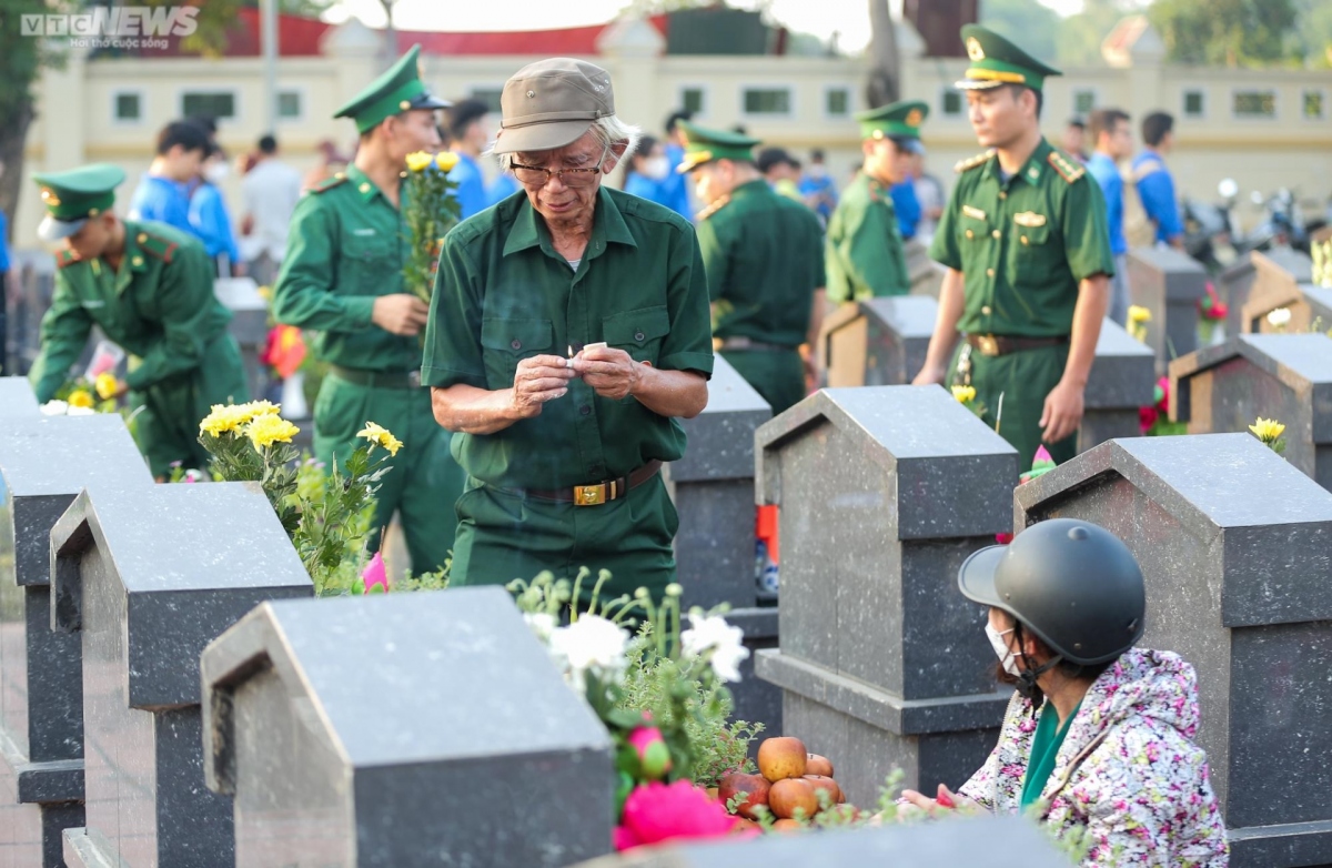 Many people who are relatives of martyrs resting in peace at the Hanoi Martyrs' Cemetery carry offerings to the dead.