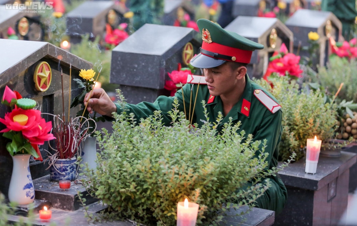 candle-lighting ceremony held in tribute to heroic martyrs picture 3