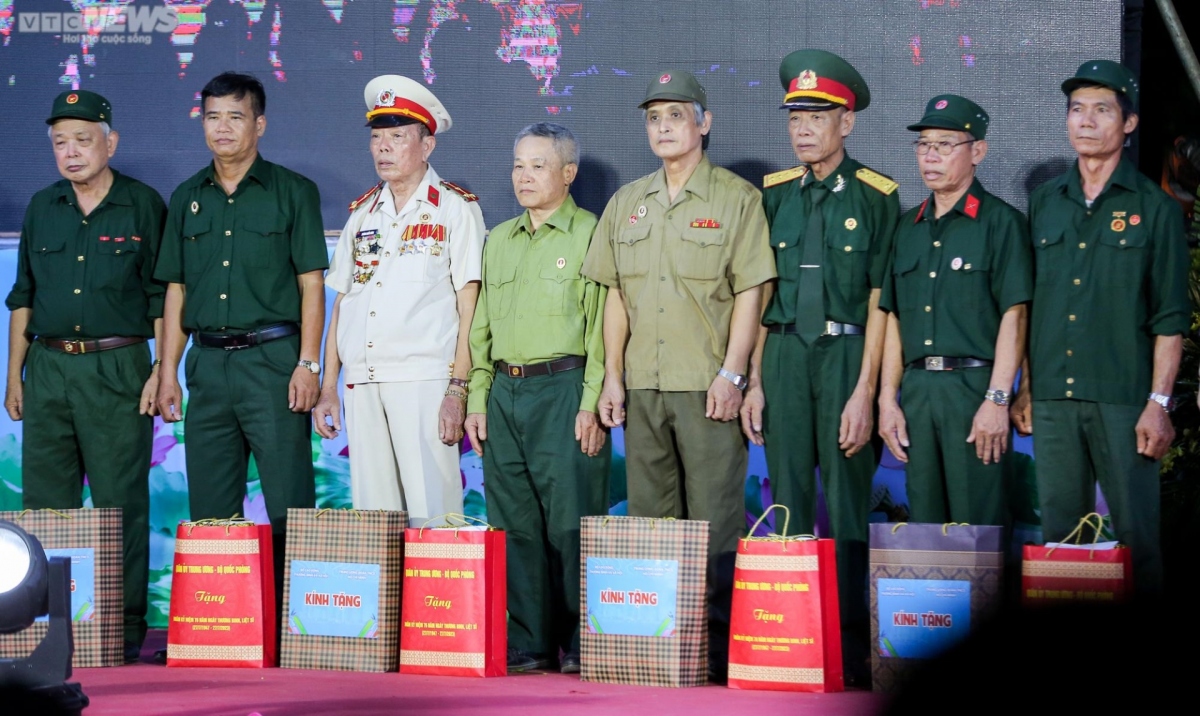 candle-lighting ceremony held in tribute to heroic martyrs picture 5