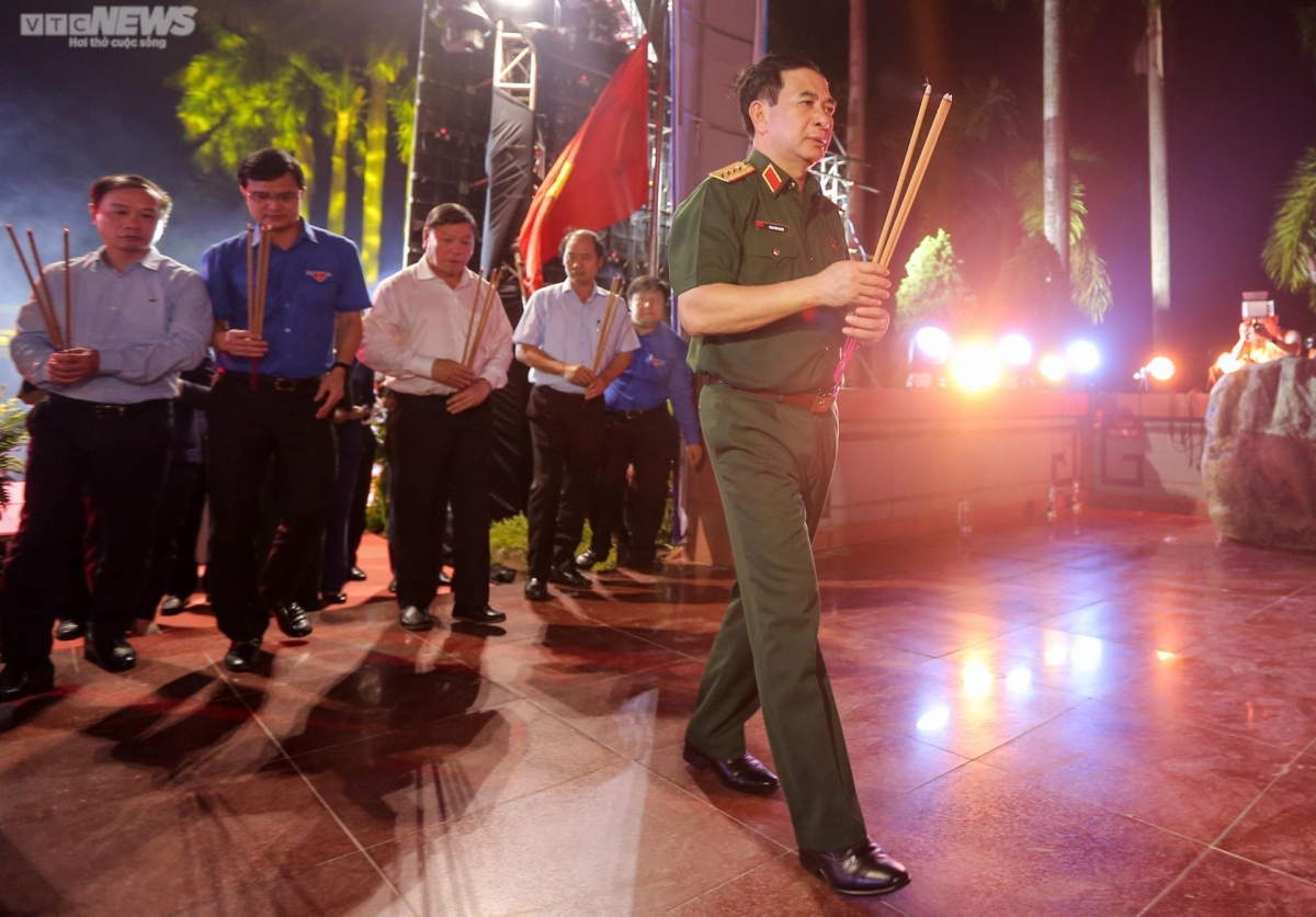 Delegates offer incense as they pay tribute to heroic martyrs.