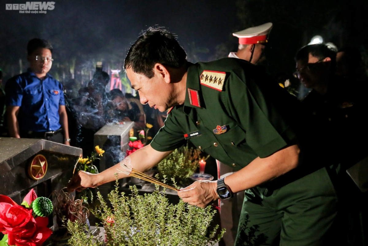 Politburo member, Deputy Secretary of the Party Central Military Commission, Minister of National Defence General Phan Van Giang attends the event.