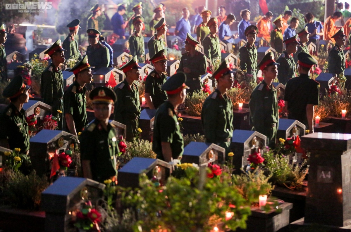 candle-lighting ceremony held in tribute to heroic martyrs picture 9