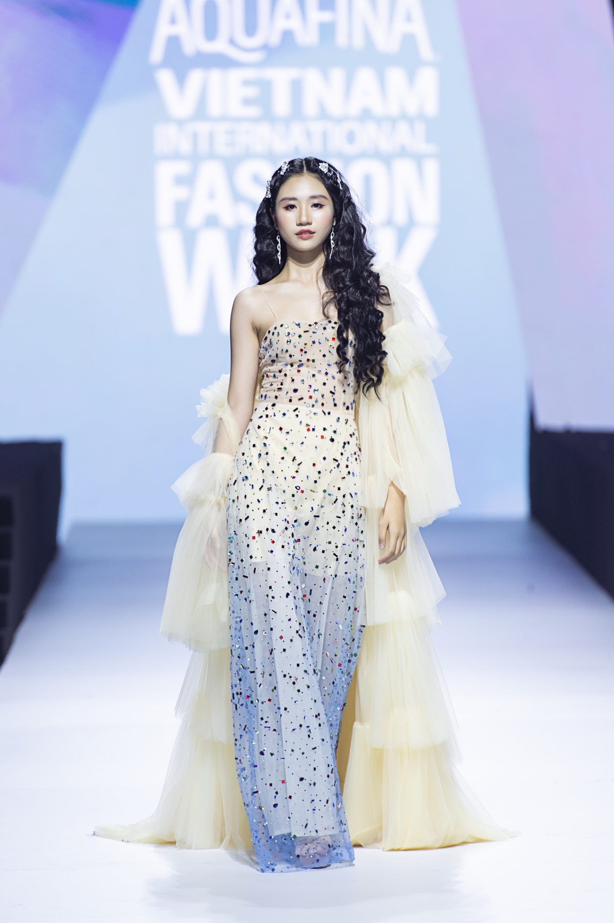 hh hen nie mac vay cuoi crystalline len san runway sau nghi van ket hon hinh anh 7