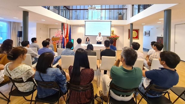 vietnamese intellectuals in netherlands discuss it, climate change issues picture 1