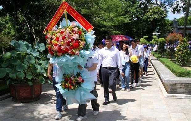 overseas vietnamese youth pay respect to president ho chi minh picture 1