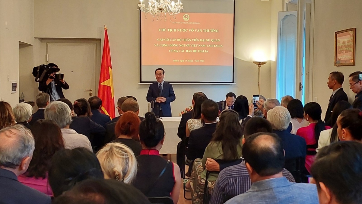 president meets vietnamese community, foreign friends in italy picture 2