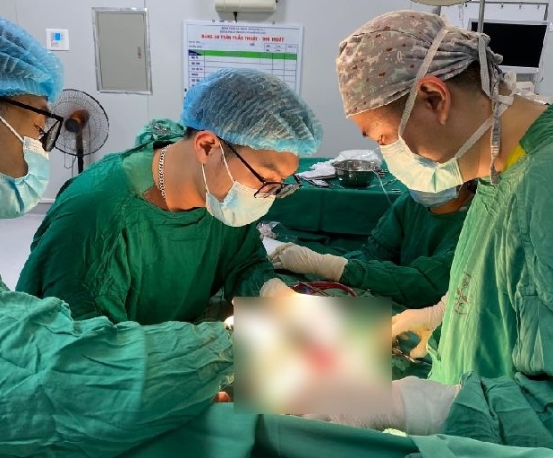 Sơn La cấp cứu thành công bệnh nhi bị thương nặng do sạc dự phòng điện thoại phát nổ