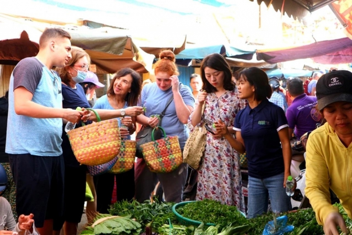 filipinos become biggest average spenders on trips to vietnam picture 1
