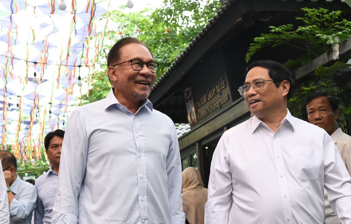 vietnam and malaysia leaders visit hanoi book street, sample coffee picture 1