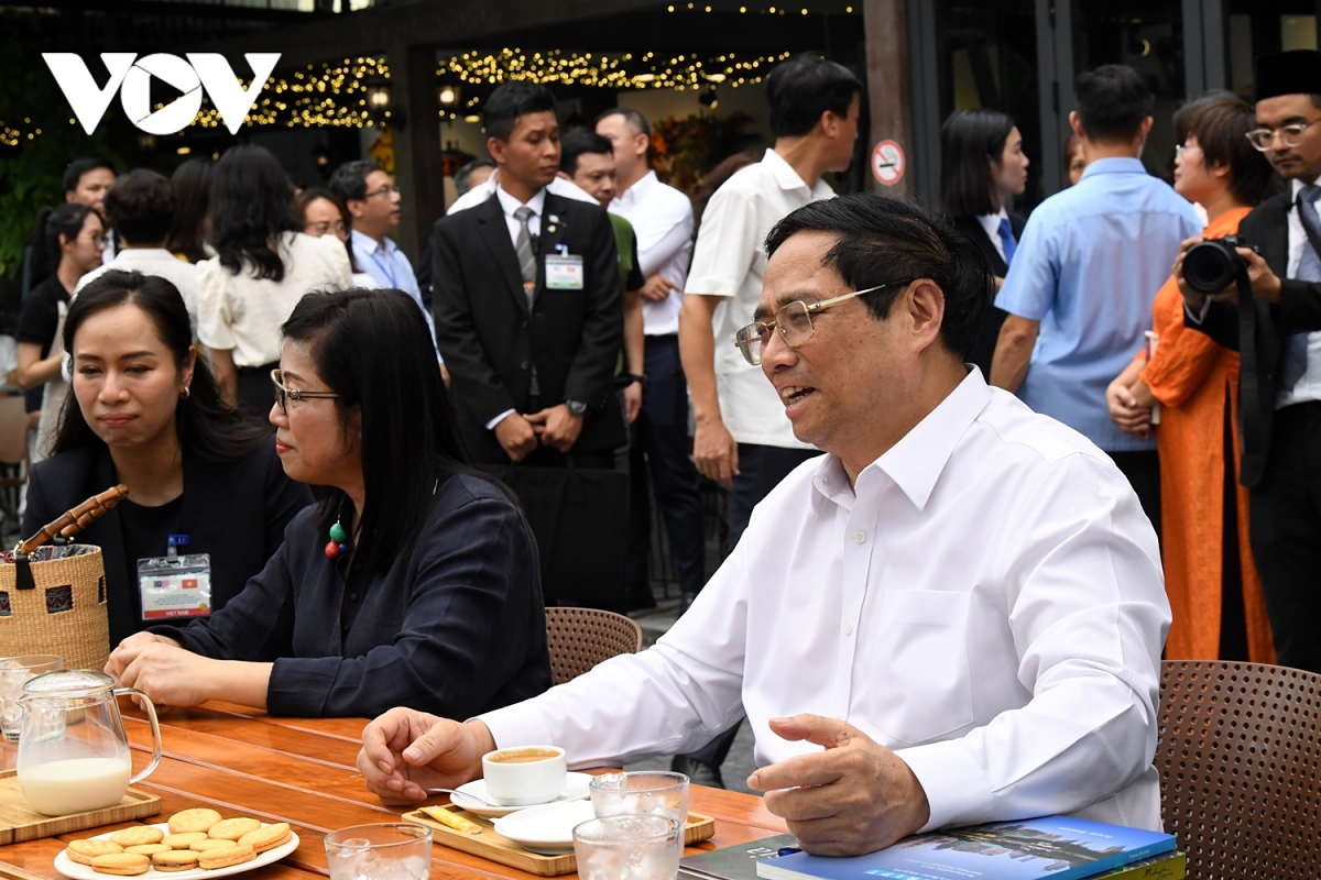 vietnam and malaysia leaders visit hanoi book street, sample coffee picture 10