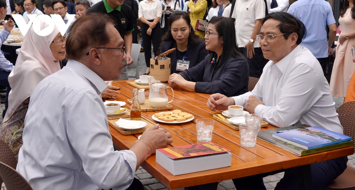 vietnam and malaysia leaders visit hanoi book street, sample coffee picture 11