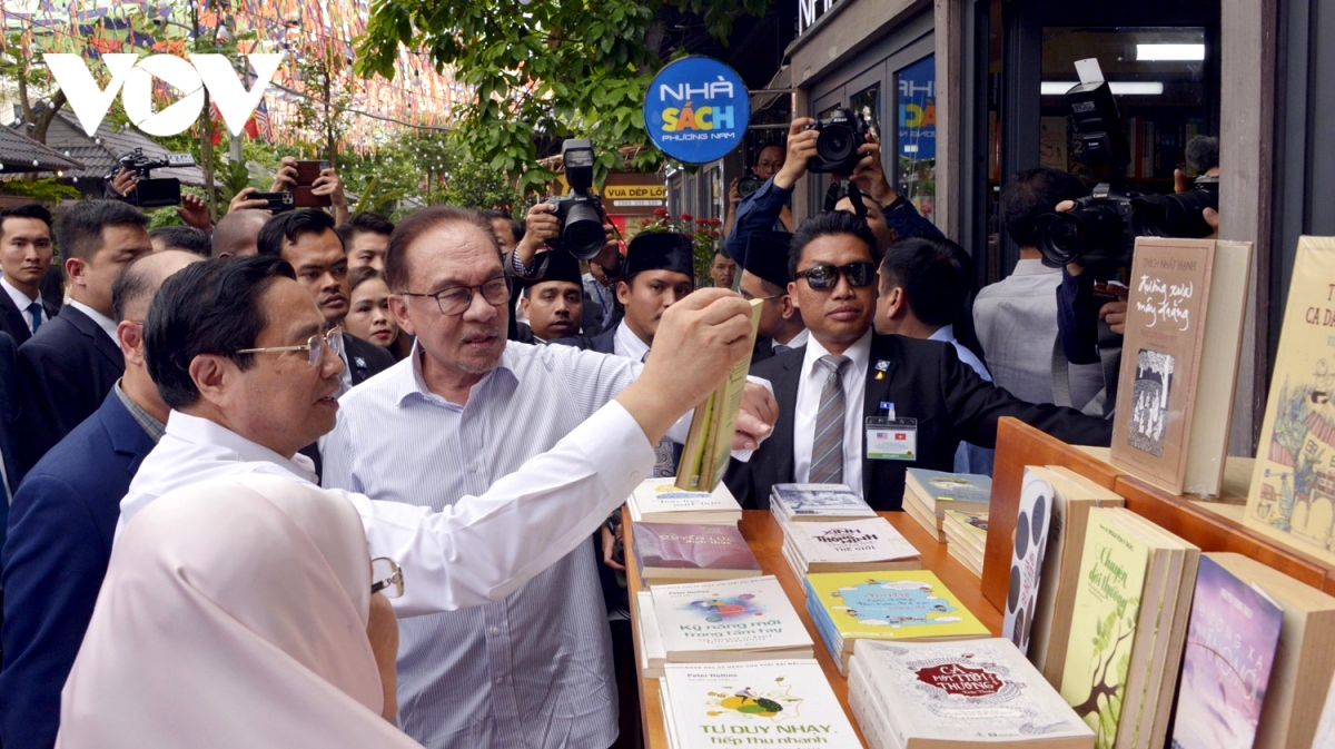 vietnam and malaysia leaders visit hanoi book street, sample coffee picture 2