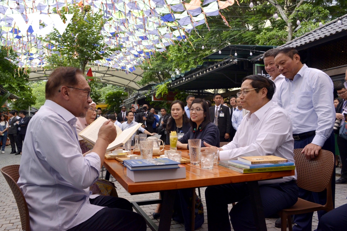 vietnam and malaysia leaders visit hanoi book street, sample coffee picture 7