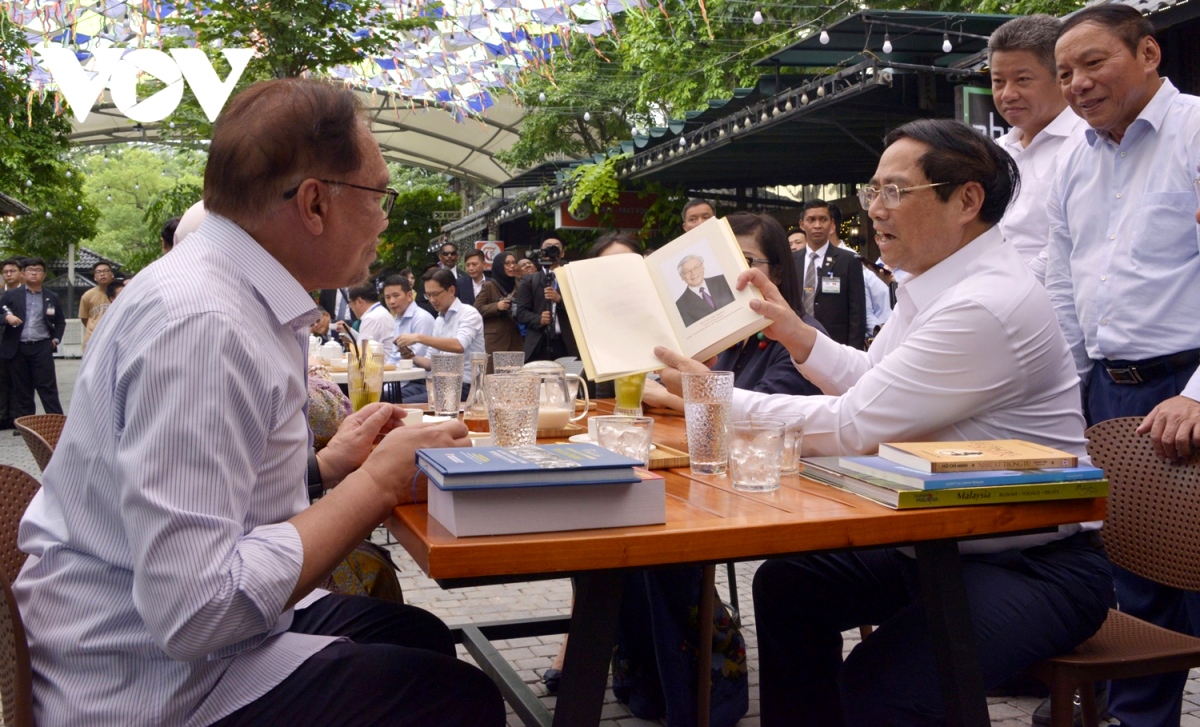 vietnam and malaysia leaders visit hanoi book street, sample coffee picture 9