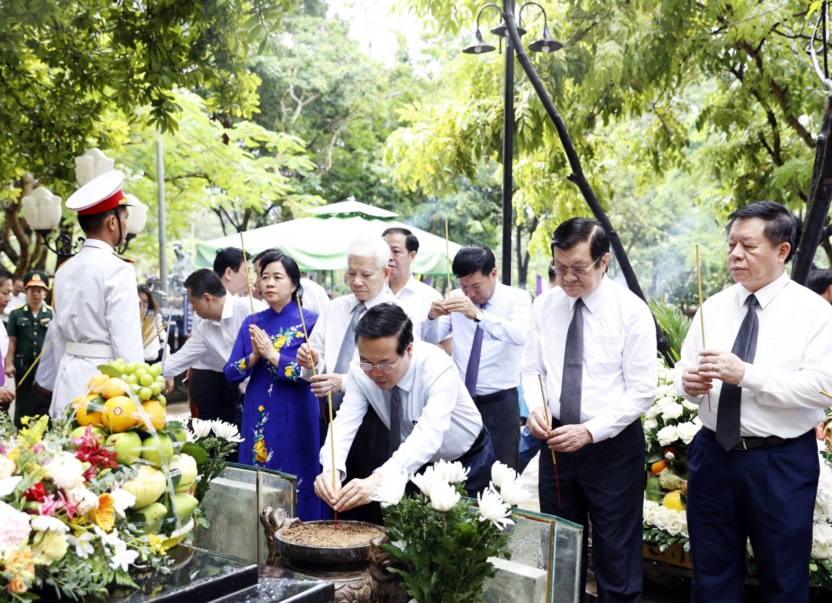 state president commemorates war martyrs at con dao cemetery picture 2